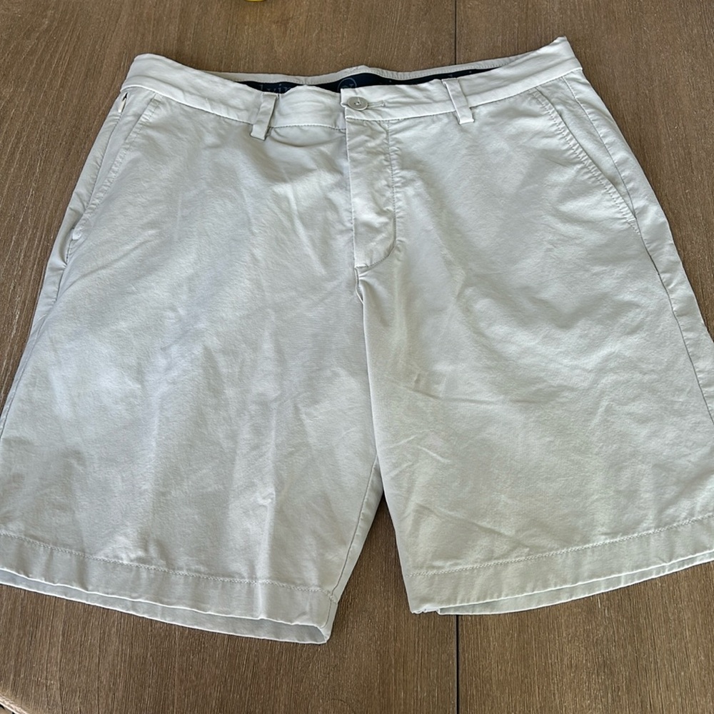 vineyard vines 31” waist khaki performance On The Go Shorts